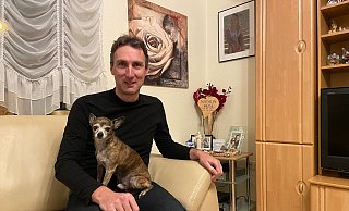 Lars Heise sitzt mit dem gemeinsamen Familienhund vor einem Gedenktisch für seine Frau. - Dana Stoll Lars Heise sitzt mit dem gemeinsamen Familienhund vor einem Gedenktisch für seine Frau. - Dana Stoll