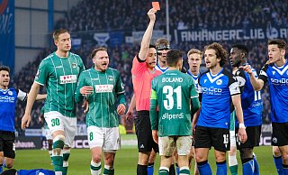 In der 59. Minute sieht VfB-Kapitän Mirko Boland nach einem Foul an Thaddäus Momuluh völlig zurecht die Rote Karte. Doch auch in Überzahl fällt dem DSC Arminia gegen Lübeck nichts ein. - Andreas Zobe In der 59. Minute sieht VfB-Kapitän Mirko Boland nach einem Foul an Thaddäus Momuluh völlig zurecht die Rote Karte. Doch auch in Überzahl fällt dem DSC Arminia gegen Lübeck nichts ein. - Andreas Zobe
