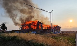 Das in Holzbauweise errichtete Haus steht lichterloh in Flammen. - Feuerwehr Bad Wünnenberg Das in Holzbauweise errichtete Haus steht lichterloh in Flammen. - Feuerwehr Bad Wünnenberg