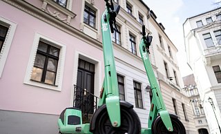 Die mintgrünen Roller können zum Leinewebermarkt und zum "Carneval der Kulturen" nur ausgeliehen werden, wenn zuvor ein Reaktionstest bestanden wird. - Alice Hinrichs Die mintgrünen Roller können zum Leinewebermarkt und zum "Carneval der Kulturen" nur ausgeliehen werden, wenn zuvor ein Reaktionstest bestanden wird. - Alice Hinrichs