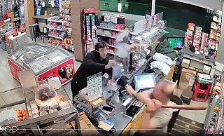 Sichtlich überrascht reagiert der Täter und flüchtet, nachdem er einen Schlag vom Verkäufer abbekommen hat. Screenshot: - privat Sichtlich überrascht reagiert der Täter und flüchtet, nachdem er einen Schlag vom Verkäufer abbekommen hat. Screenshot: - privat