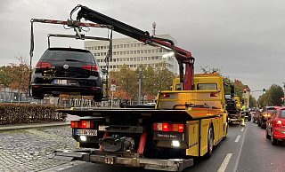 Alle Fahrzeuge, die am Donnerstag am Kesselbrink in den Parkbuchten parkten, wurden am Abend abgeschleppt. - Peter Unger Alle Fahrzeuge, die am Donnerstag am Kesselbrink in den Parkbuchten parkten, wurden am Abend abgeschleppt. - Peter Unger