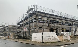 Der Rohbau steht, aber seit Monaten tut sich auf der Baustelle an der Wertherstraße/Ecke Am Sportplatz nichts mehr. - Ivonne Michel Der Rohbau steht, aber seit Monaten tut sich auf der Baustelle an der Wertherstraße/Ecke Am Sportplatz nichts mehr. - Ivonne Michel