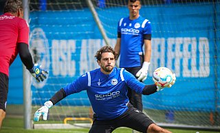 Volle Konzentration auf den Ball: Torhüter Stefanos Kapino (Mitte) beim Training von Arminia Bielefeld mit Torwarttrainer Marco Kostmann (l.). Nach seiner Verletzung muss sich der Grieche in der Torhüterordnung des DSC zunächst hinter Arne Schulz (r.) und Stammkeeper Martin Fraisl einsortieren. - Sarah Jonek Volle Konzentration auf den Ball: Torhüter Stefanos Kapino (Mitte) beim Training von Arminia Bielefeld mit Torwarttrainer Marco Kostmann (l.). Nach seiner Verletzung muss sich der Grieche in der Torhüterordnung des DSC zunächst hinter Arne Schulz (r.) und Stammkeeper Martin Fraisl einsortieren. - Sarah Jonek
