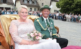 Beim Schützenfest in Vinsebeck steht das Königspaar Ingrid und Markus Rüther im Mittelpunkt. - Uwe Müller Beim Schützenfest in Vinsebeck steht das Königspaar Ingrid und Markus Rüther im Mittelpunkt. - Uwe Müller