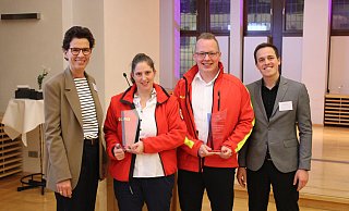 Claudia Beverungen (l.) und Lennart Engel (r.) aus dem Vorstand der Bürgerstiftung überreichen Sarah Dobbels und Andre Rathmann vom DLRG Paderborn der Bürgerpreis. - Moritz Jülich Claudia Beverungen (l.) und Lennart Engel (r.) aus dem Vorstand der Bürgerstiftung überreichen Sarah Dobbels und Andre Rathmann vom DLRG Paderborn der Bürgerpreis. - Moritz Jülich