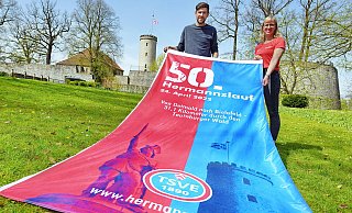 Die Hermannslauf-Organisatoren Sebastian Wappelhorst (v.l.) und Almuth Stief mit der großen Flagge, die schon bestellt war. - Barbara Franke Die Hermannslauf-Organisatoren Sebastian Wappelhorst (v.l.) und Almuth Stief mit der großen Flagge, die schon bestellt war. - Barbara Franke