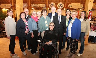 Beim Kreislandfrauentag trafen sich (v. l.) Lichtenaus Bürgermeisterin Ute Dülfer, Annegret Langehaneberg (Vizepräsidentin Landesverband), Hubertus Beringmeier (Landwirtschaftsverband), Elke Schniedermeier (stellvertretende Vorsitzende) Kornelia Wegener (ehemalige Vorsitzende) Maria Büser (Vorsitzende) Bernhard Hoppe-Biermeyer (Landtagsabgeordneter), Landrat Christoph Rüther, Cosima Niehoff (stellvertretende Vorsitzende), Irmgard Schütte (ehemalige Vorsitzende) und Pia Lages (Frauen- und Kinderklinik Paderborn). Referentin Ute Grell (vorne) beeindruckte mit ihrem Vortrag. - Johannes Büttner Beim Kreislandfrauentag trafen sich (v. l.) Lichtenaus Bürgermeisterin Ute Dülfer, Annegret Langehaneberg (Vizepräsidentin Landesverband), Hubertus Beringmeier (Landwirtschaftsverband), Elke Schniedermeier (stellvertretende Vorsitzende) Kornelia Wegener (ehemalige Vorsitzende) Maria Büser (Vorsitzende) Bernhard Hoppe-Biermeyer (Landtagsabgeordneter), Landrat Christoph Rüther, Cosima Niehoff (stellvertretende Vorsitzende), Irmgard Schütte (ehemalige Vorsitzende) und Pia Lages (Frauen- und Kinderklinik Paderborn). Referentin Ute Grell (vorne) beeindruckte mit ihrem Vortrag. - Johannes Büttner