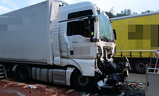 Bei Eintreffen der ersten Einsatzkräfte war ein LKW-Fahrer schwer verletzt in seinem Fahrzeug, jedoch nicht eingeklemmt. - Feuerwehr Bad Wünnenberg Bei Eintreffen der ersten Einsatzkräfte war ein LKW-Fahrer schwer verletzt in seinem Fahrzeug, jedoch nicht eingeklemmt. - Feuerwehr Bad Wünnenberg