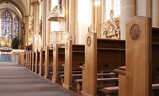 Ein Bild mit Symbolcharakter: Leere Bänke im Paderborner Dom. - Freya Rensing Ein Bild mit Symbolcharakter: Leere Bänke im Paderborner Dom. - Freya Rensing