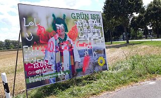 Parolen, Beleidigungen und pubertäre Schmierereien hinterließen Unbekannte auf einem Wahlplakat der Grünen. Es trifft aber auch andere Parteien. - Die Grünen Parolen, Beleidigungen und pubertäre Schmierereien hinterließen Unbekannte auf einem Wahlplakat der Grünen. Es trifft aber auch andere Parteien. - Die Grünen