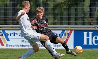 Theesens Leon Hellmeier (r.) schlug die Flanke zum 1:1 von Mattis Beckmann. - Andreas Zobe Theesens Leon Hellmeier (r.) schlug die Flanke zum 1:1 von Mattis Beckmann. - Andreas Zobe