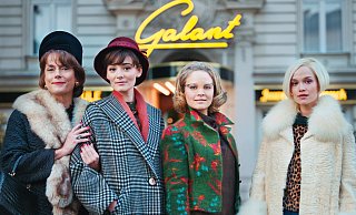 Claudia Michelsen (v.l.), Maria Ehrich, Sonja Gerhardt und Emilia Schüle in dem Film „Ku’damm 63“, der die spießigen 60er zeigt. - picture alliance/dpa/ZDF Claudia Michelsen (v.l.), Maria Ehrich, Sonja Gerhardt und Emilia Schüle in dem Film „Ku’damm 63“, der die spießigen 60er zeigt. - picture alliance/dpa/ZDF