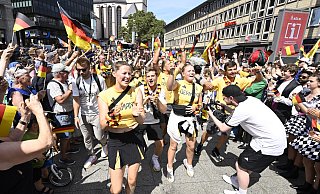 Die deutschen Athleten werden nach ihrer Ankunft am Hauptbahnhof Köln nach Abschluss der Olympischen Spiele vor dem Kölner Dom in Empfang genommen. - picture alliance/dpa Die deutschen Athleten werden nach ihrer Ankunft am Hauptbahnhof Köln nach Abschluss der Olympischen Spiele vor dem Kölner Dom in Empfang genommen. - picture alliance/dpa