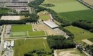Die Baseball-Halle soll auf den Parkflächen neben der bestehenden Halle des Ahorn-Sportparks gebaut werden. - Gerd Vieler, Mallinckrodtstraße 29, 33098 Paderborn Die Baseball-Halle soll auf den Parkflächen neben der bestehenden Halle des Ahorn-Sportparks gebaut werden. - Gerd Vieler, Mallinckrodtstraße 29, 33098 Paderborn
