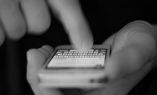 Die Geschädigten erhalten in diesen Fällen eine SMS-Nachricht auf ihrem Mobiltelefon, die den Anschein erweckt, von der Sparkasse zu stammen. - Pixabay (Symbolbild) Die Geschädigten erhalten in diesen Fällen eine SMS-Nachricht auf ihrem Mobiltelefon, die den Anschein erweckt, von der Sparkasse zu stammen. - Pixabay (Symbolbild)