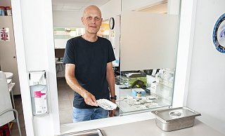 Frank Griwatz gibt im Drogenkonsumraum saubere Bestecke an die Abhängigen aus. 40 bis 50 Personen kommen täglich, manche konsumieren Heroin auch zweimal am Tag. - Joerg Dieckmann - www.dieckmann-fotodesign.de Frank Griwatz gibt im Drogenkonsumraum saubere Bestecke an die Abhängigen aus. 40 bis 50 Personen kommen täglich, manche konsumieren Heroin auch zweimal am Tag. - Joerg Dieckmann - www.dieckmann-fotodesign.de