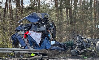 Der Lkw rutschte nach dem heftigen Zusammenstoß auf der A33 im Kreis Gütersloh in einen Graben. - Thorsten Heß Der Lkw rutschte nach dem heftigen Zusammenstoß auf der A33 im Kreis Gütersloh in einen Graben. - Thorsten Heß