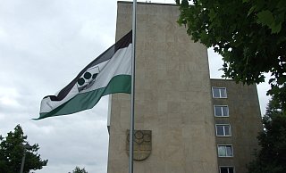 Ab Montagmittg wehen die Fahnen auch in Espelkamp vor dem Rathaus auf Halbmast. - Karsten Schulz Ab Montagmittg wehen die Fahnen auch in Espelkamp vor dem Rathaus auf Halbmast. - Karsten Schulz