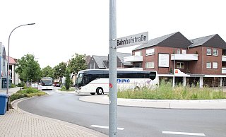 In Richtung dieses Kreisels an der Bahnhofstraße in Lübbecke soll die Gruppe nach dem Angriff geflüchtet sein. - Frank Hartmann In Richtung dieses Kreisels an der Bahnhofstraße in Lübbecke soll die Gruppe nach dem Angriff geflüchtet sein. - Frank Hartmann