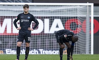 SCP-Verteidiger Maximilian Rohr (l.) muss nach der 0:4-Pleite gegen Kiel erst einmal tief durchatmen. - picture alliance/dpa SCP-Verteidiger Maximilian Rohr (l.) muss nach der 0:4-Pleite gegen Kiel erst einmal tief durchatmen. - picture alliance/dpa
