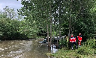 Der vom Diemelhochwasser mitgerissene Geländewagen stieß im Internet auf besonders großes Interesse. - Polizei Der vom Diemelhochwasser mitgerissene Geländewagen stieß im Internet auf besonders großes Interesse. - Polizei
