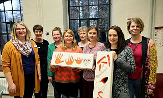 Bibliotheks-Chefin Petra Beck, Stefanie Möller, Präsidentin der Soroptimistinnen Bad Oeynhausen/Wittekindsland, Carolina Erk, Agnes Barth (Frauenhaus), Projektleiterin Gabriele Kasper, Katja Heidemann, Daniela Albrink und Nadine Heine (Frauenhaus) zeigen Steine, die Bewohnerinnen des Frauenhauses künstlerisch gestaltet haben. - Frank-Michael Kiel-Steinkamp Bibliotheks-Chefin Petra Beck, Stefanie Möller, Präsidentin der Soroptimistinnen Bad Oeynhausen/Wittekindsland, Carolina Erk, Agnes Barth (Frauenhaus), Projektleiterin Gabriele Kasper, Katja Heidemann, Daniela Albrink und Nadine Heine (Frauenhaus) zeigen Steine, die Bewohnerinnen des Frauenhauses künstlerisch gestaltet haben. - Frank-Michael Kiel-Steinkamp