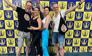 Jochen Carl (v. l.), Simone Carl, Daniela Fortmeier und Alfons Spieker bei der Tanzprobe der Sambaschule "Paraiso do Tuiuti" in Rio de Janeiro. - Anna-Lena Hinder Jochen Carl (v. l.), Simone Carl, Daniela Fortmeier und Alfons Spieker bei der Tanzprobe der Sambaschule "Paraiso do Tuiuti" in Rio de Janeiro. - Anna-Lena Hinder