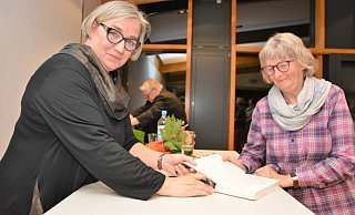 Viktoria Affeldt gehört zu den Ersten, die sich den neuesten Roman von Mechtild Borrmann (l.) signieren lassen. Die Schlange reicht quer durch katholische Gemeindehaus. - Karin Prignitz Viktoria Affeldt gehört zu den Ersten, die sich den neuesten Roman von Mechtild Borrmann (l.) signieren lassen. Die Schlange reicht quer durch katholische Gemeindehaus. - Karin Prignitz