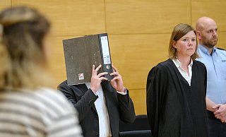 Der Angeklagte mit seiner Verteidigerin kurz vor der Urteilsverkündung. Bereits am Anfang des Prozesses hat der 21-Jährige den Mord an seiner Kollegin gestanden. - Andreas Zobe Der Angeklagte mit seiner Verteidigerin kurz vor der Urteilsverkündung. Bereits am Anfang des Prozesses hat der 21-Jährige den Mord an seiner Kollegin gestanden. - Andreas Zobe