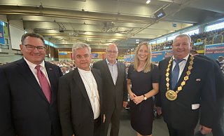 Michael Lutter (v. l.), Geschäftsführer der Kreishandwerkerschaft, Erzbischof Udo Markus Bentz, Festredner Steffen Kampeter vom BDA, MdEP Verena Mertens und Kreishandwerksmeister Mickel Biere. - Marc Schröder Michael Lutter (v. l.), Geschäftsführer der Kreishandwerkerschaft, Erzbischof Udo Markus Bentz, Festredner Steffen Kampeter vom BDA, MdEP Verena Mertens und Kreishandwerksmeister Mickel Biere. - Marc Schröder