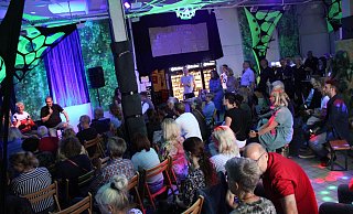 Knapp über 100 Leute finden sich im Raum für Kunst zur letzten Ausgabe des Talks ein. - Moritz Jülich Knapp über 100 Leute finden sich im Raum für Kunst zur letzten Ausgabe des Talks ein. - Moritz Jülich