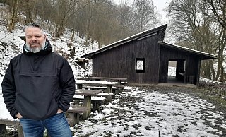 Bezirksverwaltungsstellenleiter Sebastian Rapp vor der Schutzhütte oberhalb von Dalhausen. - Simone Flörke Bezirksverwaltungsstellenleiter Sebastian Rapp vor der Schutzhütte oberhalb von Dalhausen. - Simone Flörke