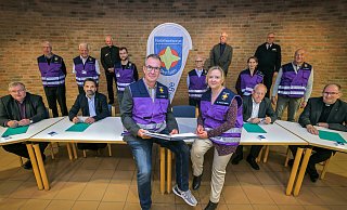 Andreas Hövel und seine Stellvertreterin Sonja Kleine-Tebbe (vorne) leiten die Bielefelder Notfallseelsorge. - Sarah Jonek Fotografie Andreas Hövel und seine Stellvertreterin Sonja Kleine-Tebbe (vorne) leiten die Bielefelder Notfallseelsorge. - Sarah Jonek Fotografie