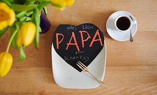 „Papa - alles Liebe zum Vatertag“ ist die klassische Variante der Gratulation. Doch zum Ehrentag des Vaters gibt es noch viel mehr Vatertagssprüche. - picture alliance/dpa „Papa - alles Liebe zum Vatertag“ ist die klassische Variante der Gratulation. Doch zum Ehrentag des Vaters gibt es noch viel mehr Vatertagssprüche. - picture alliance/dpa