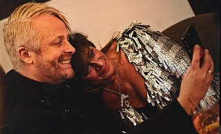 Eine James-Bond-Party hat sich Safariland-Chefin Elisabeth „Elli“ Wurms zum 65. Geburtstag gegönnt. Ihr Kleid war eines Bond-Girls in jedem Fall würdig. Ross Antony machte ein Selfie mit seiner Freundin Elli. - Elisabeth Wurms Eine James-Bond-Party hat sich Safariland-Chefin Elisabeth „Elli“ Wurms zum 65. Geburtstag gegönnt. Ihr Kleid war eines Bond-Girls in jedem Fall würdig. Ross Antony machte ein Selfie mit seiner Freundin Elli. - Elisabeth Wurms