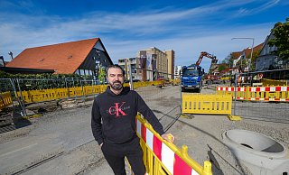 Bauzäune versperren eine ungehinderte Zufahrt zum historischen Fachwerkbau, in dem Gianni Mete seit 2021 sein Restaurant führt. - Andreas Zobe Bauzäune versperren eine ungehinderte Zufahrt zum historischen Fachwerkbau, in dem Gianni Mete seit 2021 sein Restaurant führt. - Andreas Zobe