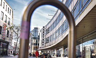 Das Karstadt-Warenhaus an der Bahhofstraße/Ecke Arndtstraße ist für Investor Philipp Freiherr von Bechtolsheim ein Standort mit Zukunft. - Barbara Franke Das Karstadt-Warenhaus an der Bahhofstraße/Ecke Arndtstraße ist für Investor Philipp Freiherr von Bechtolsheim ein Standort mit Zukunft. - Barbara Franke