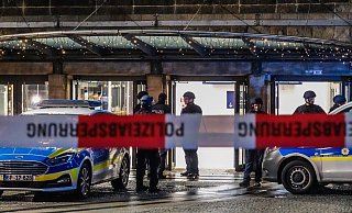 Immer mehr Einsatzkräfte treffen am Nachmittag des ersten Weihnachtsfeiertages am Bahnhof ein. - Paul Brinkmann Immer mehr Einsatzkräfte treffen am Nachmittag des ersten Weihnachtsfeiertages am Bahnhof ein. - Paul Brinkmann