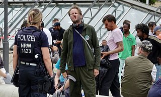 "Die Tüte": Rund um das charakteristische Glasdach des Stadtbahnabgangs am Hauptbahnhof treffen sich seit vielen Jahren Trinker, Abhängige, Dealer und Obdachlose. - Peter Unger "Die Tüte": Rund um das charakteristische Glasdach des Stadtbahnabgangs am Hauptbahnhof treffen sich seit vielen Jahren Trinker, Abhängige, Dealer und Obdachlose. - Peter Unger