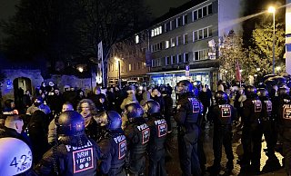 Schwer geschützt und eng an eng stehen Beamte einer Spezialeinheit der Polizei, um zu verhindern, dass weitere Demonstranten durchbrechen. - Jens Reichenbach Schwer geschützt und eng an eng stehen Beamte einer Spezialeinheit der Polizei, um zu verhindern, dass weitere Demonstranten durchbrechen. - Jens Reichenbach