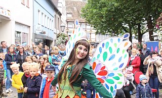 Der erste Auftritt von Landesgartenschau-Maskottchen Holli, das von Schülerin Greta Albers (16) aus Höxter dargestellt wird. - Burkhard Battran Der erste Auftritt von Landesgartenschau-Maskottchen Holli, das von Schülerin Greta Albers (16) aus Höxter dargestellt wird. - Burkhard Battran