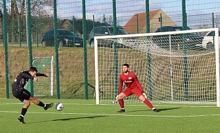 Da bestand noch Hoffnung: Der im Strafraum freigespielte Tolga Dogan (l.) brachte den SV Rödinghausen II mit 1:0 in Führung, am Ende hieß es jedoch 2:4 gegen Haltern. - Fynn Salam Da bestand noch Hoffnung: Der im Strafraum freigespielte Tolga Dogan (l.) brachte den SV Rödinghausen II mit 1:0 in Führung, am Ende hieß es jedoch 2:4 gegen Haltern. - Fynn Salam