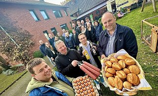 Die Lebensmittelerzeuger sind gespannt auf den Start der neuen Plattform Wochenmarkt24 am 25. November. Stellvertretend präsentieren ihre Produkte (v. l.) Christian Fernhomberg, Martin Schulte-Hörster, Tim Klöker und Carsten Jüde. - Jens Reddeker Die Lebensmittelerzeuger sind gespannt auf den Start der neuen Plattform Wochenmarkt24 am 25. November. Stellvertretend präsentieren ihre Produkte (v. l.) Christian Fernhomberg, Martin Schulte-Hörster, Tim Klöker und Carsten Jüde. - Jens Reddeker