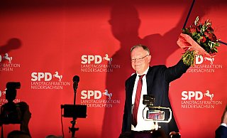 Stephan Weil (SPD), Ministerpräsident Niedersachsen, jubelt nach den ersten Hochrechnungen zur Landtagswahl in Niedersachsen in den Fraktionsräumen der SPD im niedersächsischen Landtag. - dpa Stephan Weil (SPD), Ministerpräsident Niedersachsen, jubelt nach den ersten Hochrechnungen zur Landtagswahl in Niedersachsen in den Fraktionsräumen der SPD im niedersächsischen Landtag. - dpa