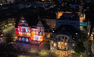Das illuminierte Bielefelder Rathaus samt Stadttheater aus der Vogelperspektive. - Willi Teuber Das illuminierte Bielefelder Rathaus samt Stadttheater aus der Vogelperspektive. - Willi Teuber
