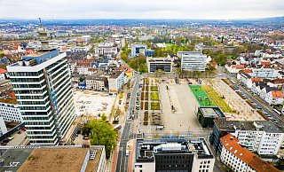 Neben dem H1 ist nach dem Abriss des Telekom-Parkhauses alles bereit für einen Neuanfang. Als erstes wird hier jetzt ein H1-Parkhaus gebaut. - Mike-Dennis Müller / www.mdm.photo Neben dem H1 ist nach dem Abriss des Telekom-Parkhauses alles bereit für einen Neuanfang. Als erstes wird hier jetzt ein H1-Parkhaus gebaut. - Mike-Dennis Müller / www.mdm.photo