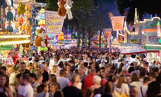 Auf der Kirmesmeile auf dem Liboriberg gibt es neben den Fahrgeschäften auch ein großes Angebot an Speisen und Getränken. - Niklas Tüns Auf der Kirmesmeile auf dem Liboriberg gibt es neben den Fahrgeschäften auch ein großes Angebot an Speisen und Getränken. - Niklas Tüns
