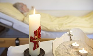 Weil das Personal fehlt, können in Bielefelder Pflegeeinrichtungen nicht alle Menschen beim Sterben begleitet werden. - epd-bild / Werner Krüper Weil das Personal fehlt, können in Bielefelder Pflegeeinrichtungen nicht alle Menschen beim Sterben begleitet werden. - epd-bild / Werner Krüper