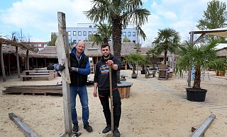 Frank Berghaus und sein Neffe und zukünftiger Nachfolger Louis Schneider freuen sich auf die Sommersaison im Aloha Beachclub. - Frank-Michael Kiel-Steinkamp Frank Berghaus und sein Neffe und zukünftiger Nachfolger Louis Schneider freuen sich auf die Sommersaison im Aloha Beachclub. - Frank-Michael Kiel-Steinkamp